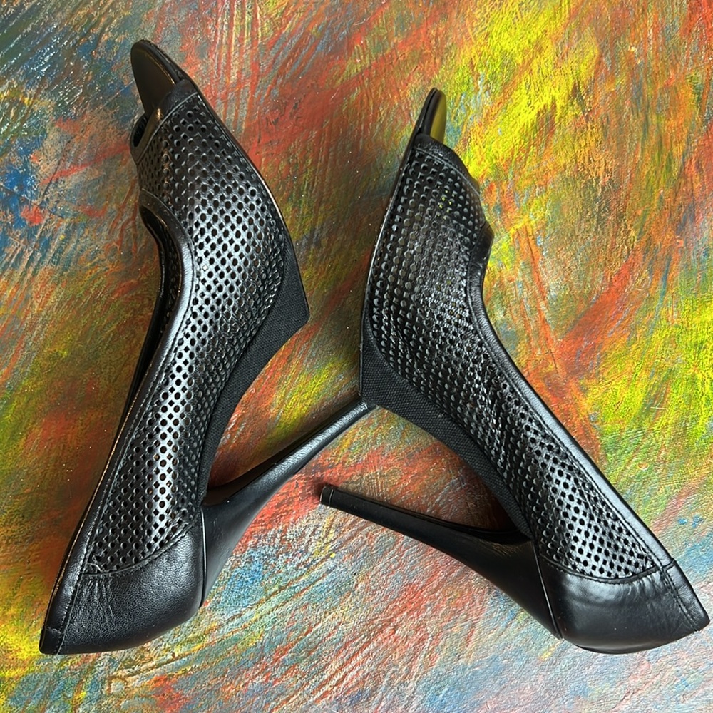 Gianfranco Ferre perforated open peep toe heel 4.5" black Sz. 39 pumps leather - Picture 8 of 17